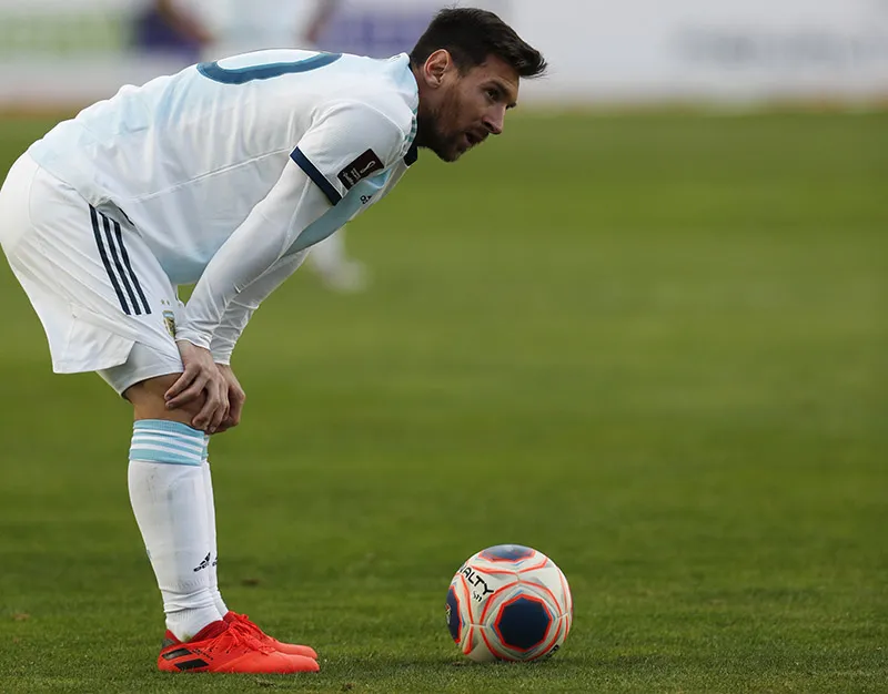 Lionel Messi durante un duelo con Argentina
