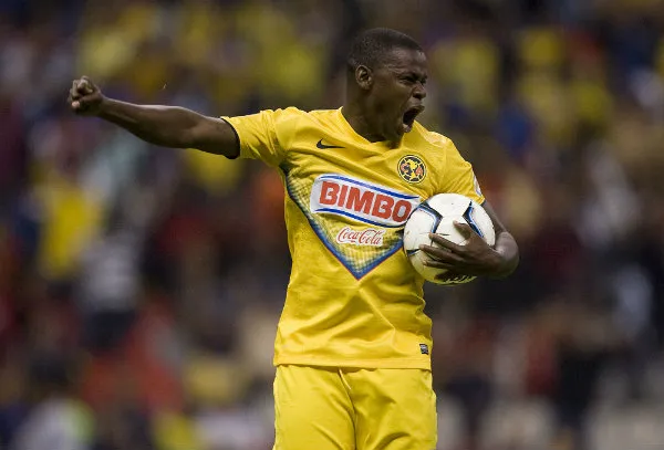 Narciso Mina celebrando una anotación con América