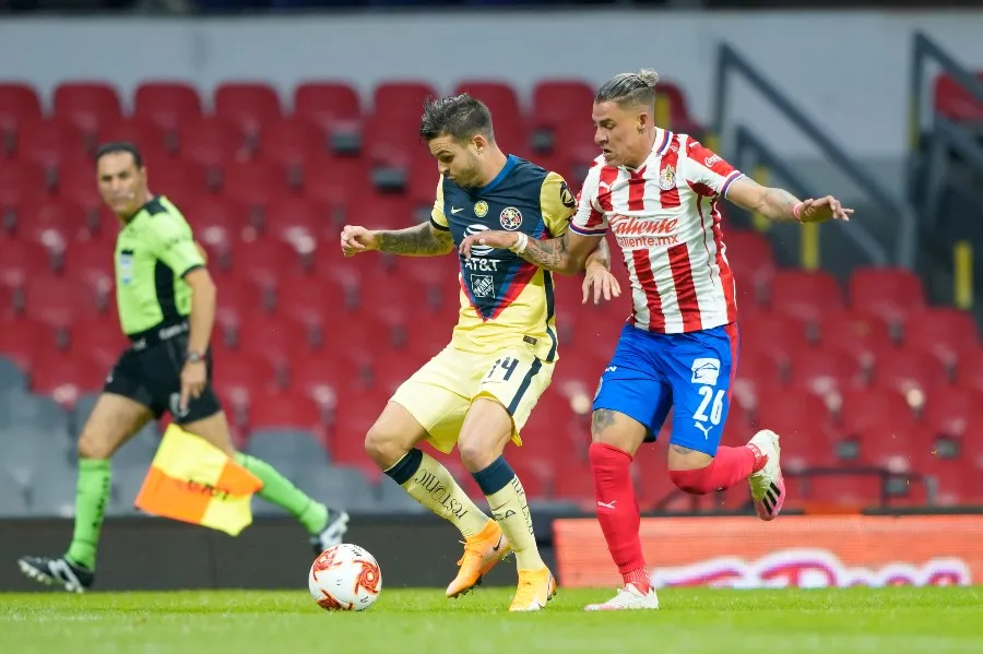 Nicolás Benedetti durante un partido con América