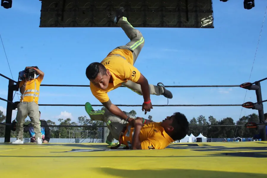MIGUEL PONTÓN Los trabajadores de limpieza mostraron sus habilidades
