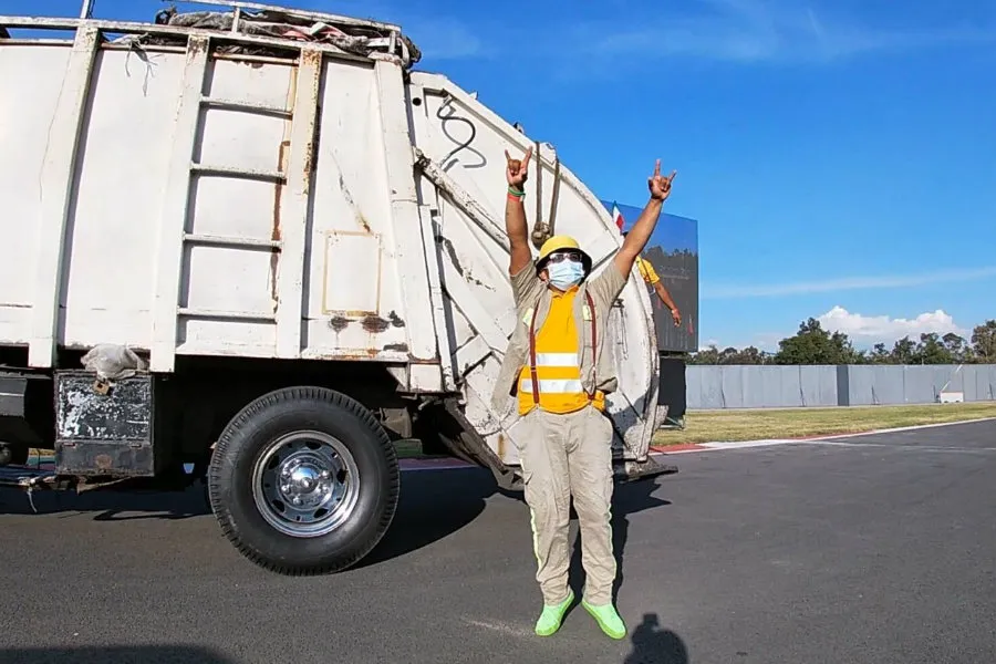 MIGUEL PONTÓN No podía faltar su camión de basura