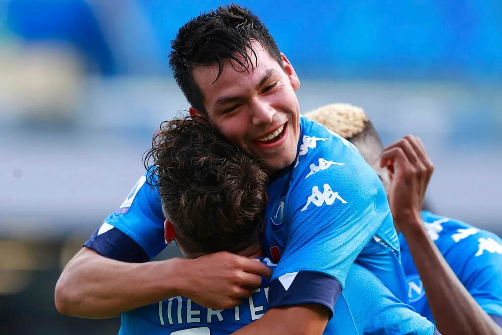 Hirving Lozano abrazando a Mertens luego de anotar gol