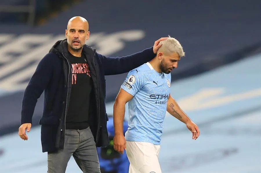 Agüero abandona el campo de juego