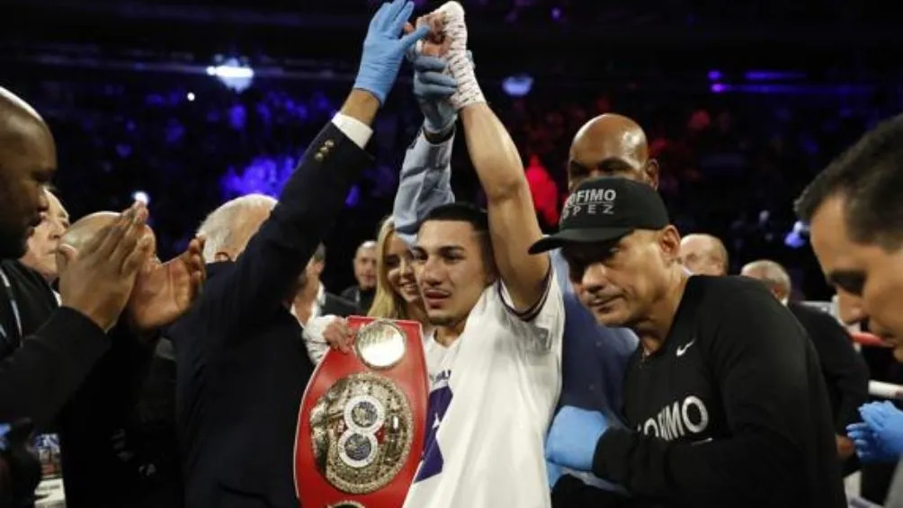 AP Teófimo López en una pelea