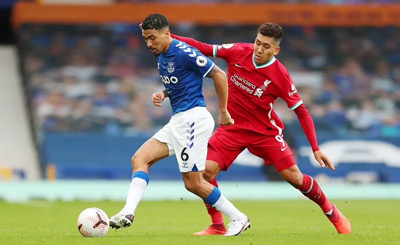 EFE Firmino pelea el balón ante Allan