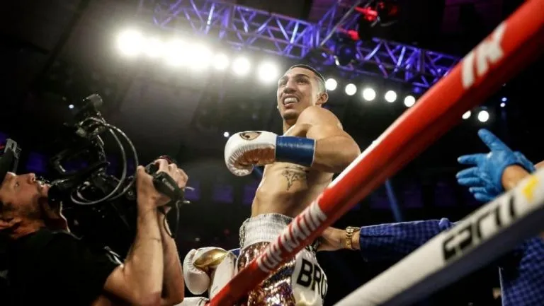 AP Teófimo López durante una pelea