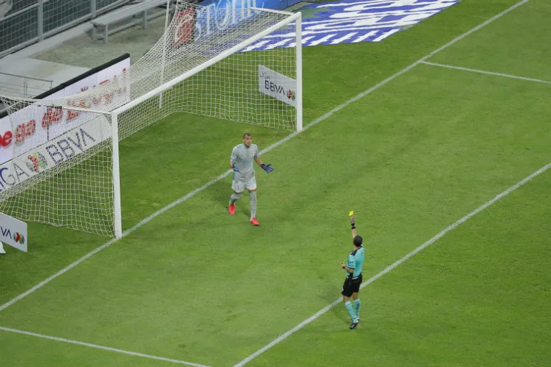 Nahuel Guzmán siendo amonestado