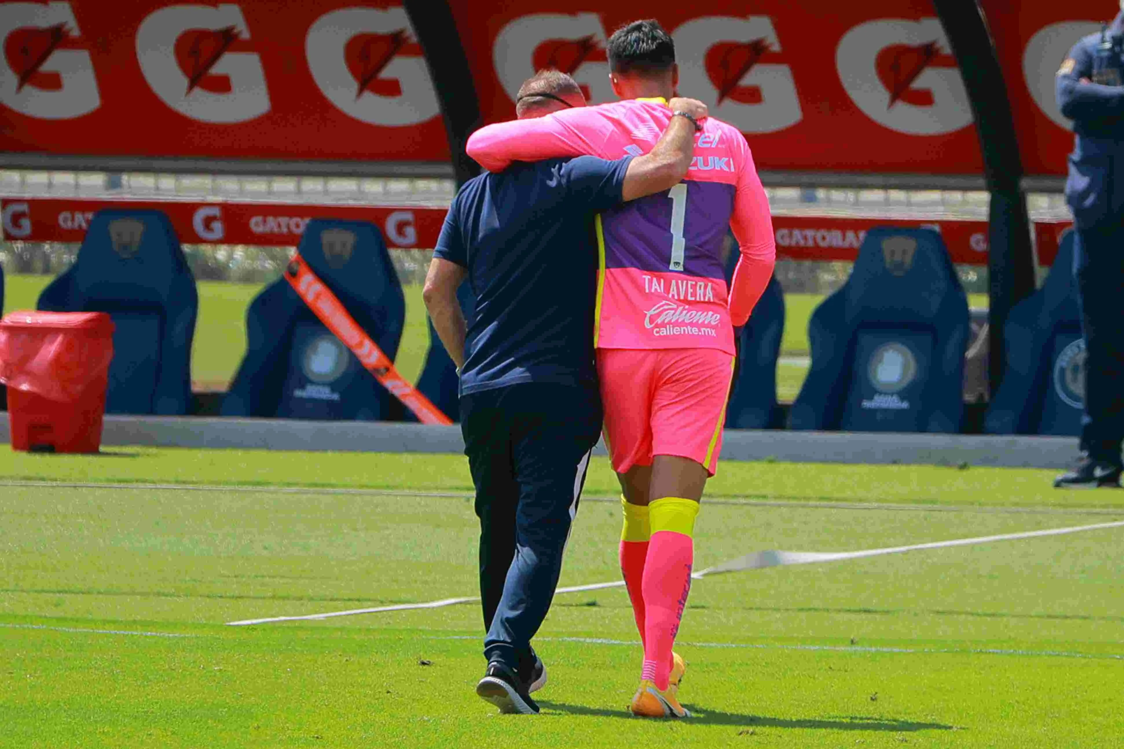 Andrés Lillini y Alfredo Talavera luego de la victoria de Pumas sobre Toluca