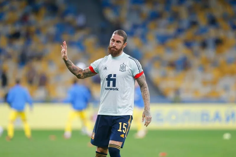 El zaguero calentando con España