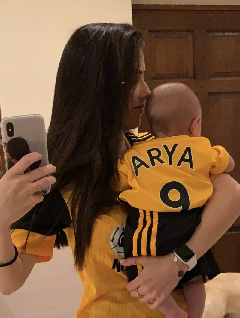 TWITTER @danielabassom Daniela Basso, pareja de Raúl Jiménez y su hija Arya