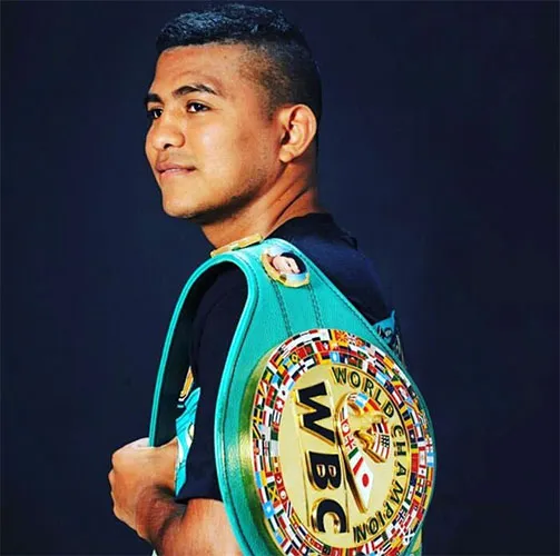INSTAGRAM @chocolatito87 El boxeador posa con uno de sus títulos