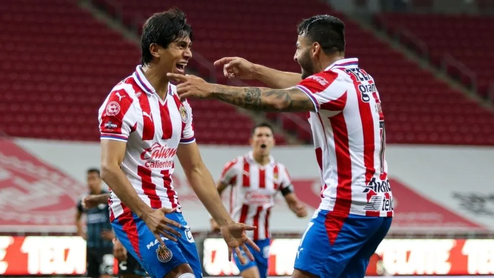 Macías y Vega en un partido de Chivas