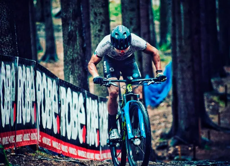 FACEBOOK GERARDO ULLOA El ciclista en una competición