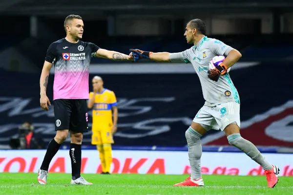 IMAGO7 Jonathan Rodríguez y Nahuel Guzmán