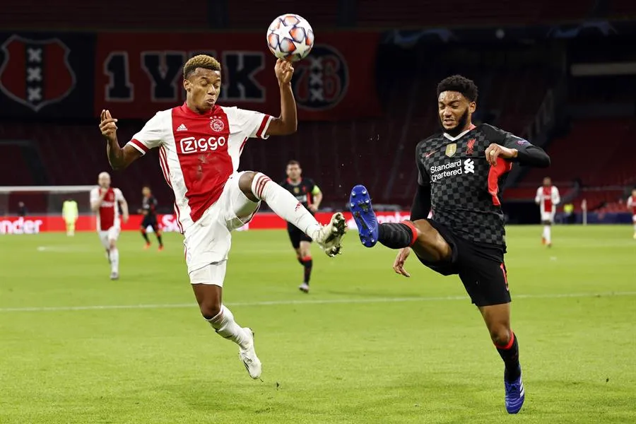 Neres y Gomez peleando el esférico