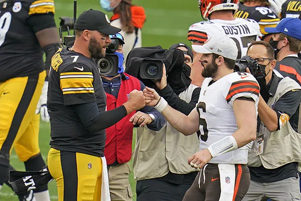 Baker Mayfield junto a Ben Roethlisberger