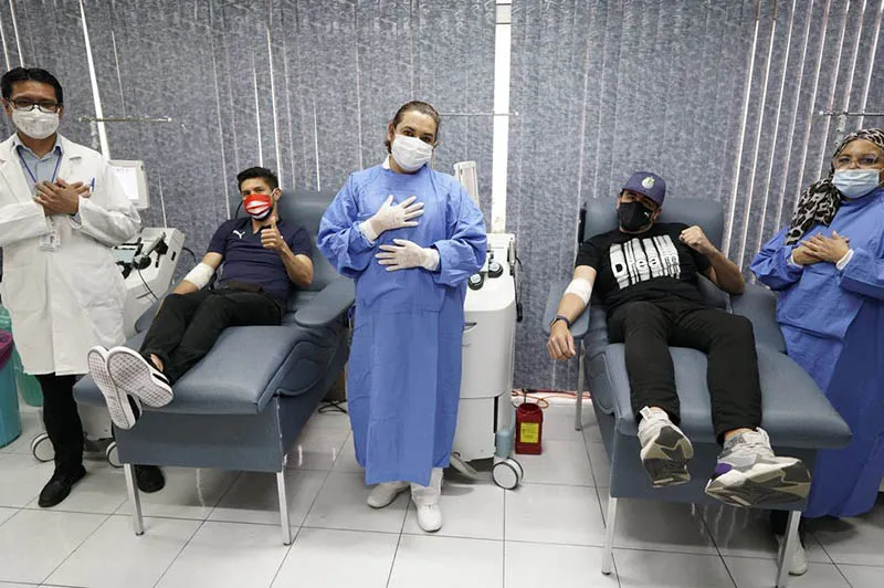 Oribe Peralta y Amaury Vergara tras la donación de plasma