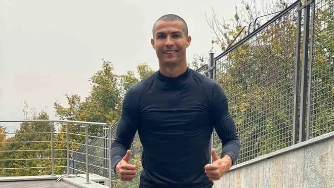 INSTAGRAM @cristiano Cristiano Ronaldo mostró su nuevo look mientras pasa su confinamiento