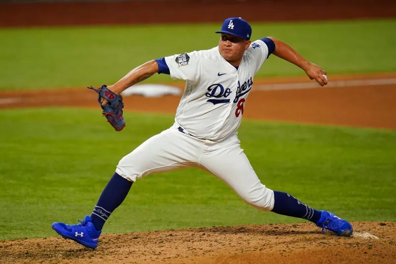 El mexicano realizando un lanzamiento en el Juego 1