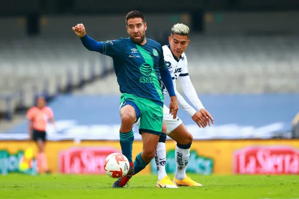 Pablo González en acción con Puebla