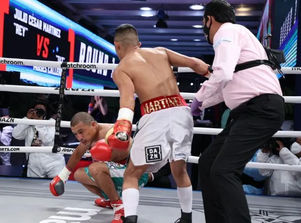 Rey Martínez impacta a su rival