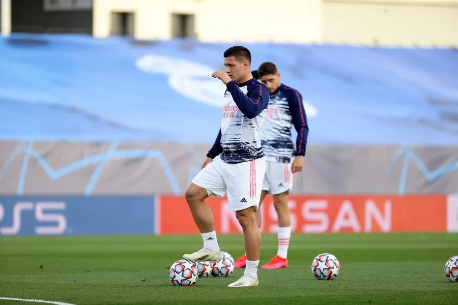 Luka Jovic calentando previo a un partido con el Real Madrid
