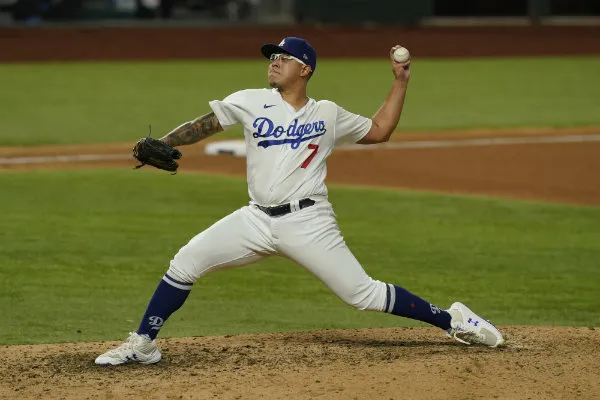 Julio Urías en acción con Dodgers
