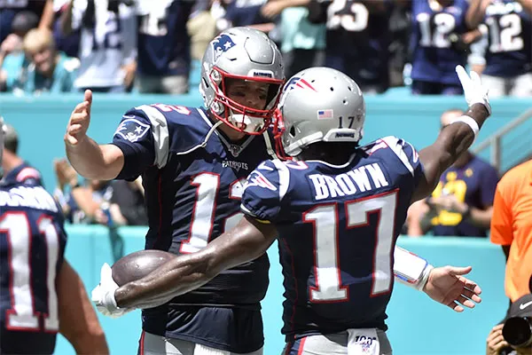 AP Brady junto a Brown con los Pats
