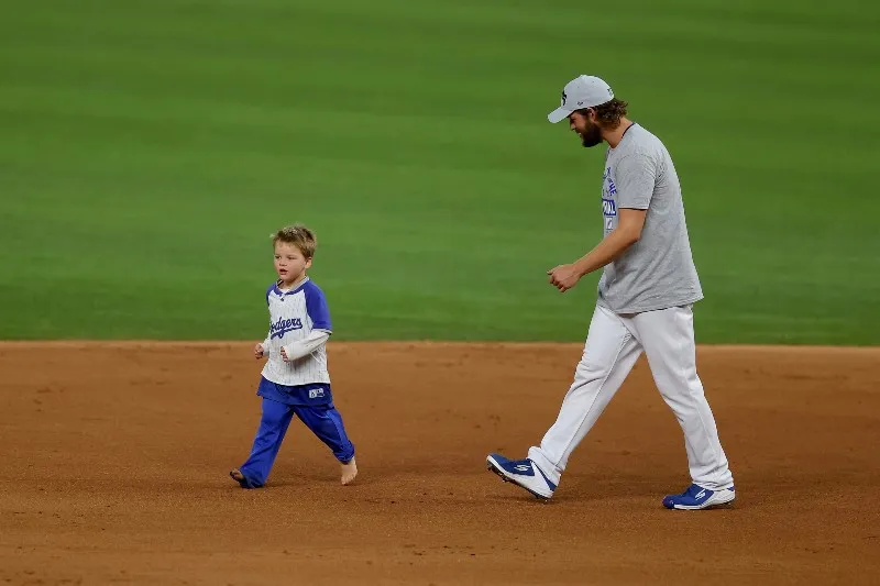 ESPECIAL Clayton Kershaw junto a su hijo en el diamante