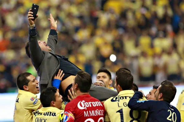 Mohamed celebrando su título con América