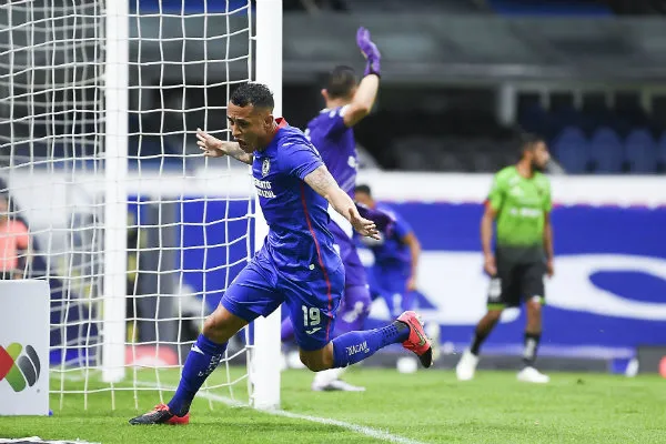 Yoshimar Yotún en celebración con Cruz Azul