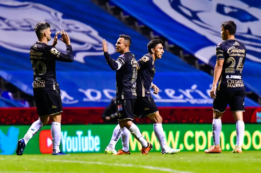 Jugadores de Léon celebran gol vs Puebla