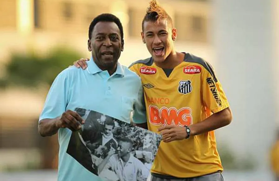 EFE Neymar, durante su estancia con Santos, junto a Pelé