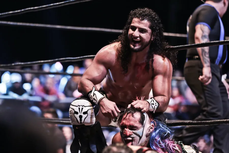 TWITTER @LuchaLibreYYa Rush maltratando a Psycho Clown