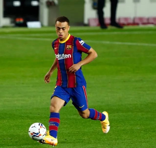 AP Sergiño Dest en un partido de Champions League con el Barcelona