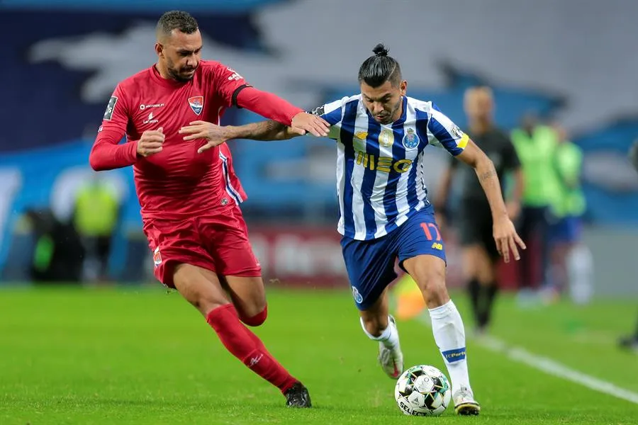 Jesús Corona en juego con Porto
