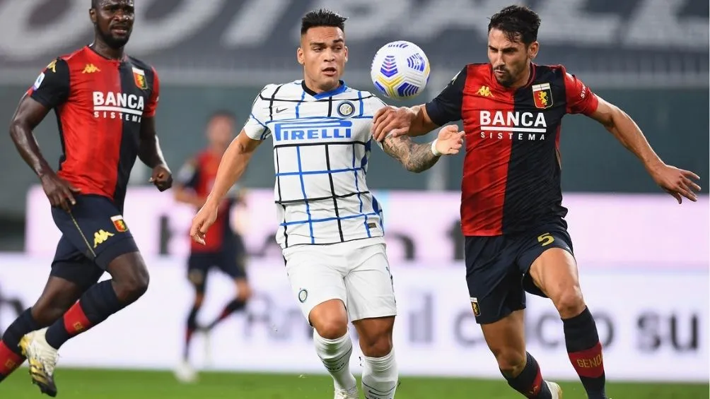 Lautaro Martínez disputa un balón