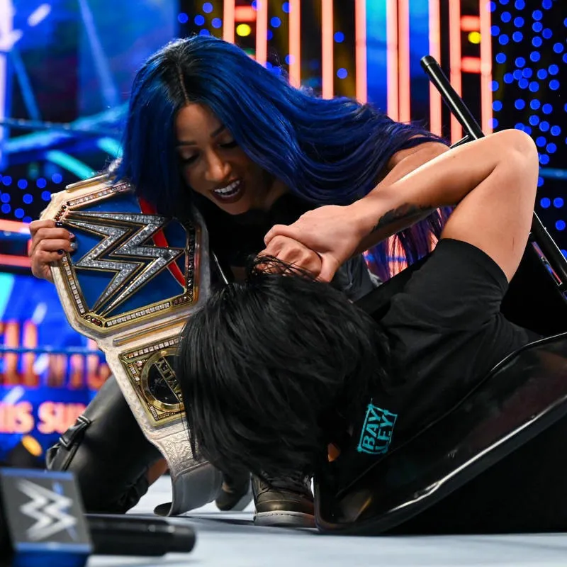 TWITTER:@WWE Sasha Banks en pelea