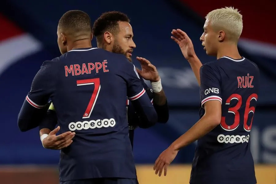 Jugadores del PSG celebran gol vs Dijon