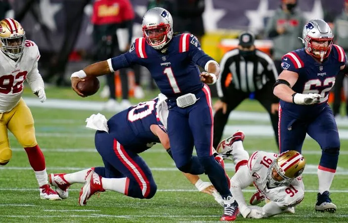 Cam es capturado por la defensa de los 49ers