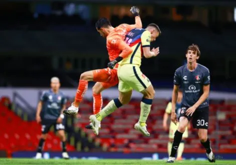 IMAGO7 Camilo Vargas lucha por el balón contra Viñas
