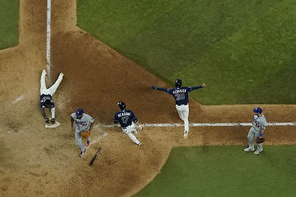 AP La carrera de Arozarena para la victoria de Rays