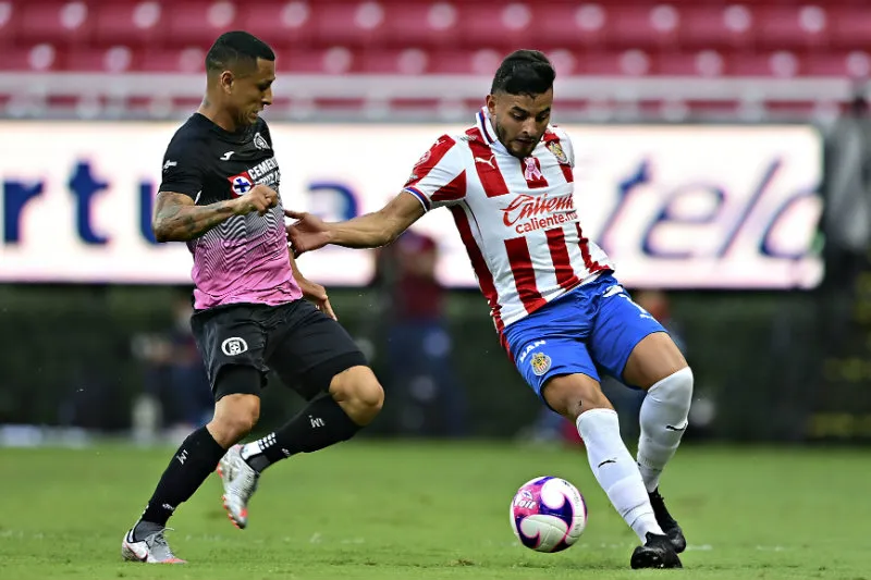 Yotún y Alexis Vega en partido