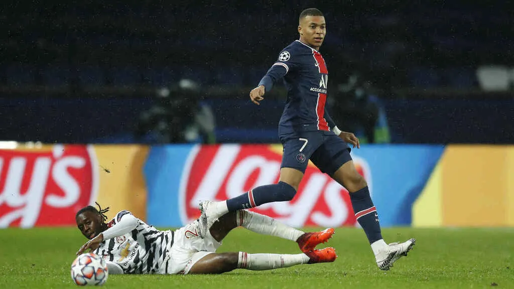AP Kylian Mbappé tras una acción con el PSG