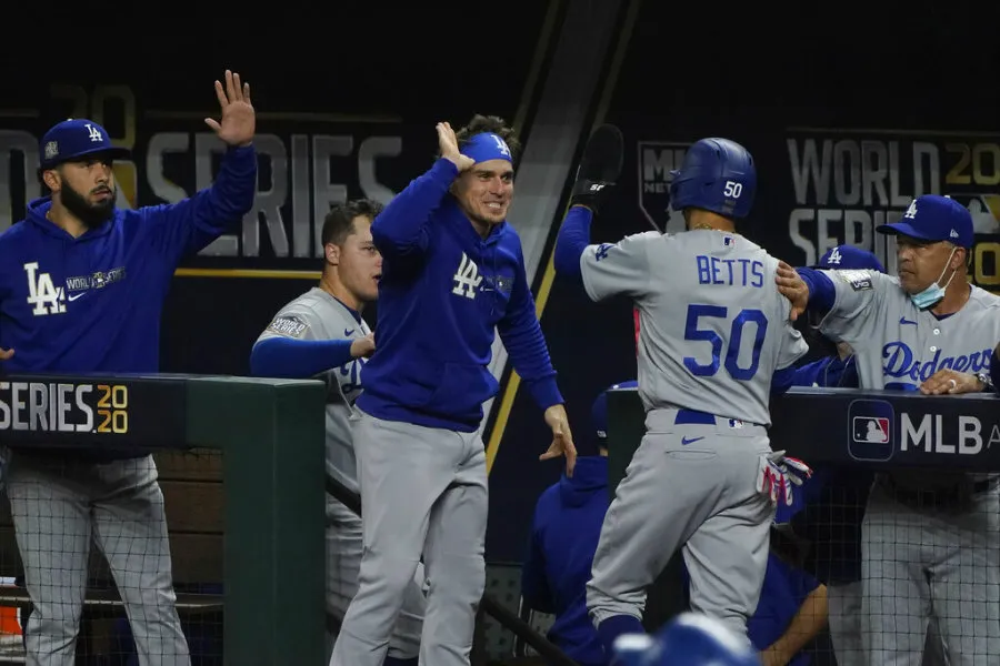 Betts celebra una carrera con sus compañeros