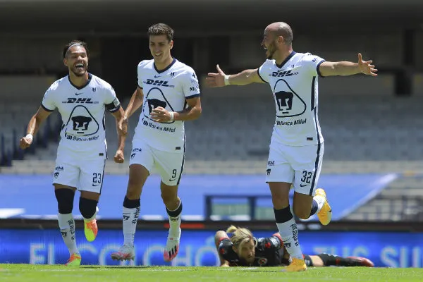 Juan Dinenno y Carlos González en festejo