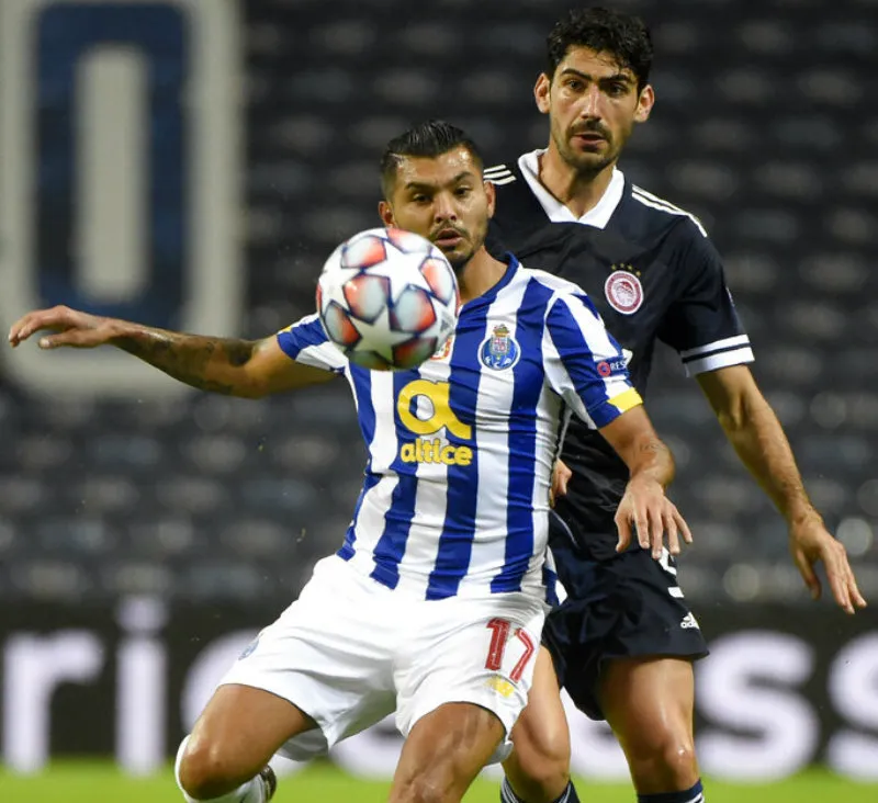 Tecatito Corona disputa el balón con Andreas Bouchalakis