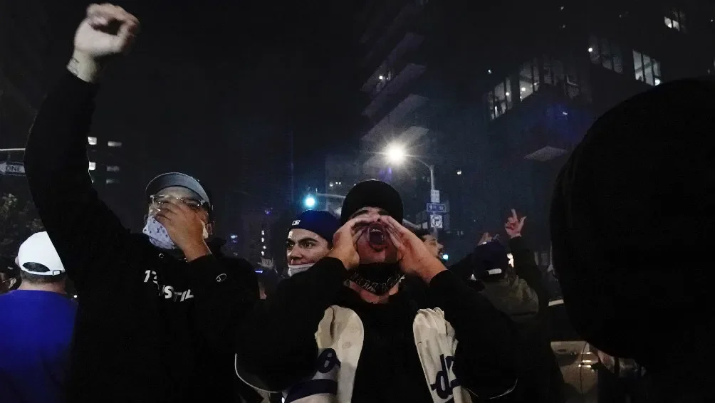 Afición de los Dodgers festejando en Los Ángeles