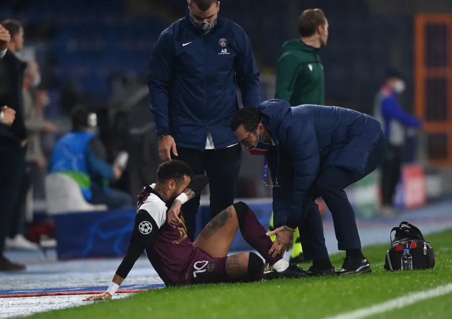 AP Neymar siendo atendido por su lesión muscular