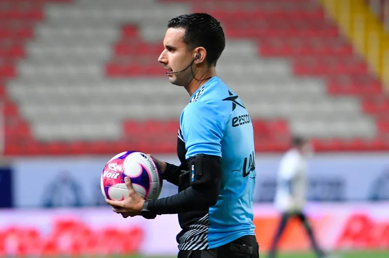 IMAGO7 El árbitro durante un partido